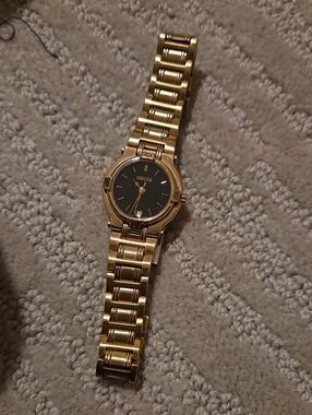 Gucci Gold-Tone Bracelet Watch with Black Dial
